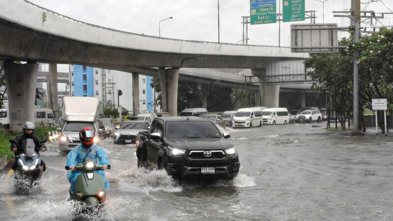 ปทุมธานี – รังสิตอ่วมวันที่2ชาวบ้านหมดทางเลือกแห่จอดรถหนีน้ำบนโทลล์เวย์วอนรัฐอนุโลม
