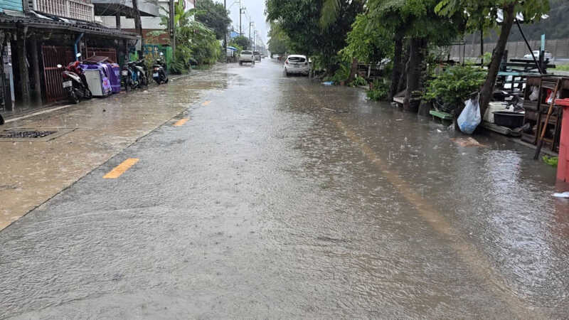 ปทุมธานี – คลองสองอ่วมฝนถล่มน้ำทะลักท่วมบ้าน-ถนนชาวบ้านก่อกระสอบทรายสู้วอนรถชะลอความเร็ว