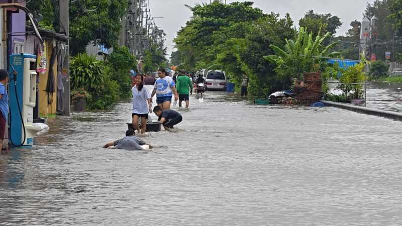 ปทุมธานี – พลิกวิกฤตน้ำท่วมชาวคลองสองสุดสตรองตั้งวงวอลเลย์บอลกลางน้ำพายเรือโฟมคลายเครียด