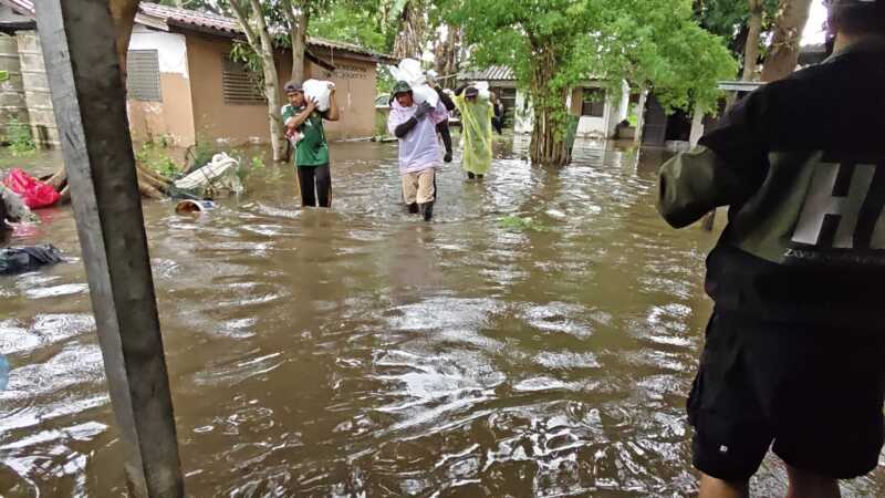 ปทุมธานี – อบต.คลองสี่ผนึกกำลังทหารลุยน้ำอพยพยายวัย87ป่วยติดเตียงหนีน้ำท่วมเปิดศูนย์พักพิงรับกลุ่มเปราะบาง