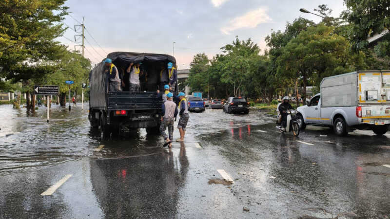 ปทุมธานี – วิกฤตหนักน้ำท่วมพหลโยธินสูงเกือบ1เมตรทหารนำรถลุยช่วยชาวบ้าน
