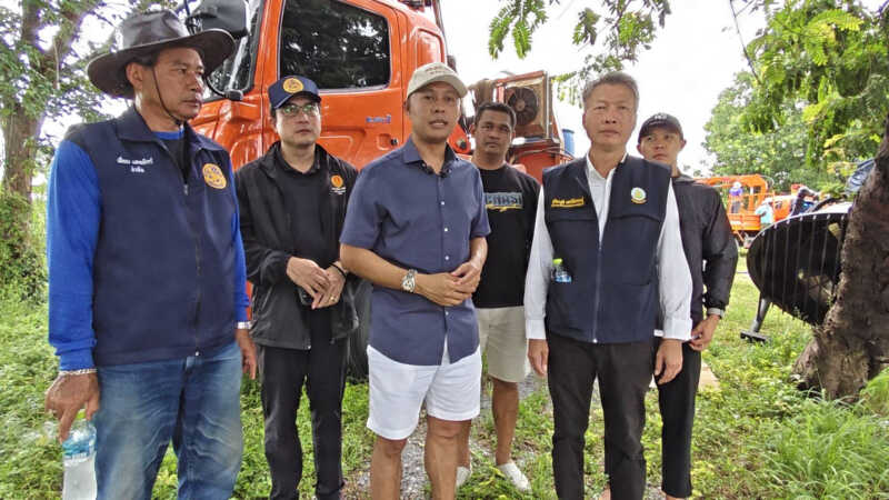 ปทุมธานี – ส.ส.เต๋าลุยสามโคกประสานชลประทานตั้งเครื่องสูบน้ำยักษ์ 42 นิ้วทะลวงคลองเชียงรากใหญ่กู้วิกฤต 7 ตำบล
