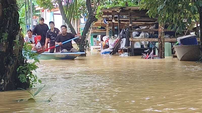 พังงา – รองผู้ว่าฯ พังงา นำทีมเร่งช่วยเหลือน้ำท่วมตะกั่วป่า หลังฝนตกหนักต่อเนื่อง