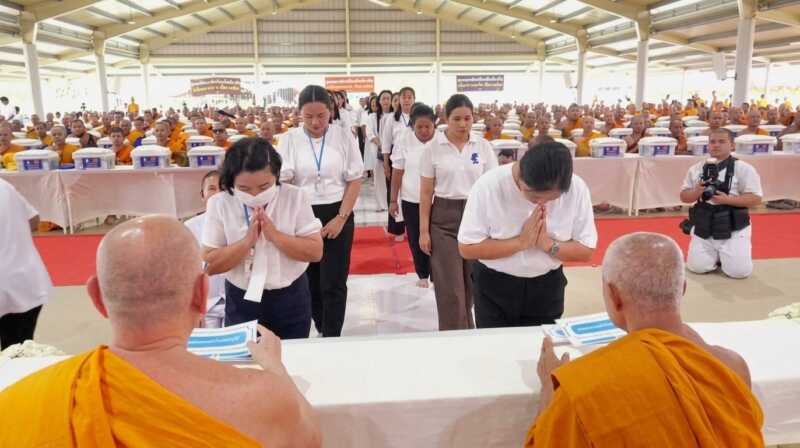 ปทุมธานี – ชาวพุทธปัตตานีร่วมถวายสังฆทาน 323 วัด มอบกองทุนช่วยครูใต้ รวม 136 ทุน ส่งกำลังใจผู้ปฏิบัติหน้าที่ในพื้นที่เสี่ยงภัย