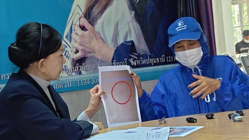 ปทุมธานี – 4ผู้ปกครองร้องปวีณาเอาผิดครูดนตรีโหดคว้าดาบซามูไรจี้อกเตะเด็กปัสสาวะเล็ดปมเบี้ยวงานโรงเรียน