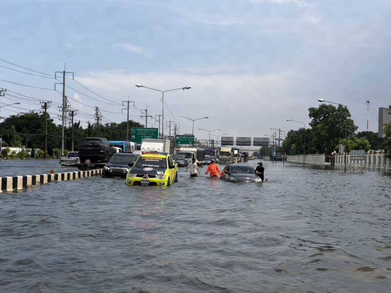 ปทุมธานี – ระทึกหน้าอนุสรณ์สถานคลื่นรถใหญ่ซัดเก๋งปลิวตกถนนตร.ลุยช่วย 2 ชีวิตรอดหวุดหวิด