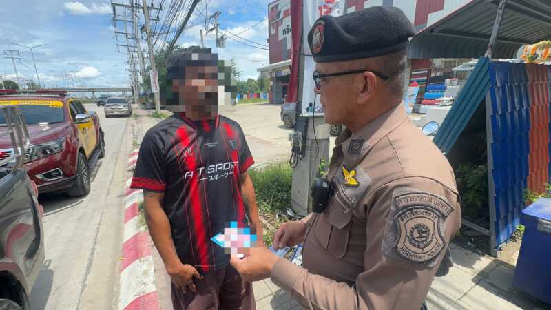 ปทุมธานี – รวบคาถนนตร.ทางหลวงจับหนุ่มขับกระบะสวมป้ายภาษีปลอมอ้างซื้อจากเพจเฟซบุ๊ก 2,200 บาท