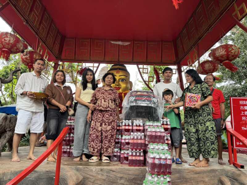 ปทุมธานี – สายมูแน่นอาศรมฤาษีเณรสาวชลบุรีหอบรถจี๊ปแก้บนรับโชคหลักแสน 8 งวดติดคอหวยไม่พลาดส่องเลขเด็ด