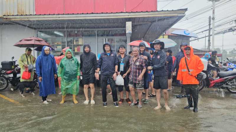 ปทุมธานี – ทน.รังสิตร่วมอำเภอธัญบุรี มอบอาหารและยาป้องกันโรคที่มากับน้ำท่วม แก่กลุ่มเปราะบาง 8 ชุมชน