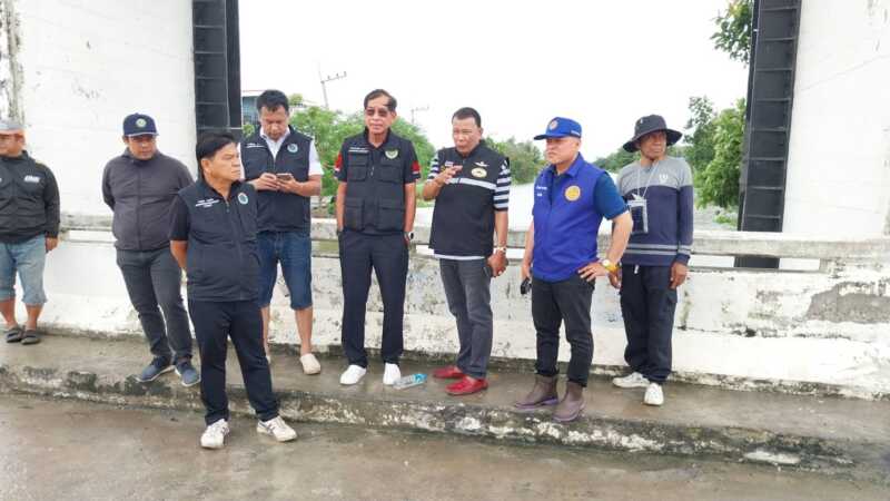 ปทุมธานี – บิ๊กแจ๊ส ลุยแก้น้ำท่วม 2 จุดรวด เจรจาชลประทานเปิดประตูน้ำลาดหลุมแก้ว ก่อนขนแบริเออร์ส่วนตัวกู้แนวป้องกันหมู่บ้านฟ้าลากูน