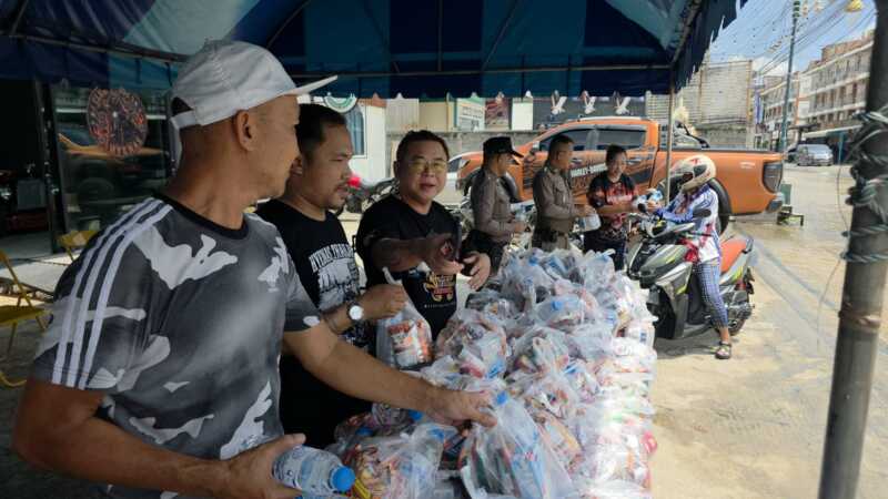 ปทุมธานี – น้ำท่วมไม่ทิ้งกัน ช่างบอม Max Moter Head ส่งต่อถุงยังชีพเติมกำลังใจให้ชาวบ้าน