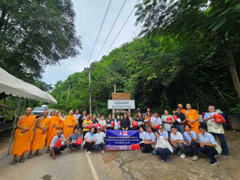 ปทุมธานี – วัดพระธรรมกายส่งถุงยังชีพ 315 ชุด ช่วยน้ำท่วมสระบุรี พระสงฆ์ลงพื้นที่ส่งต่อถึงมือชาวบ้าน