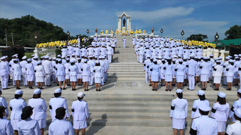 ลพบุรี – จังหวัดลพบุรี ร่วมกับศูนย์การทหารปืนใหญ่ค่ายภูมิพล จัดพิธีวางพวงมาลา วันนวมินทรมหาราช