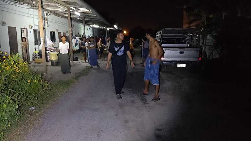 ปทุมธานี – แก๊งเมียนมากว่า 20 คนควงมีดบุกฟันเพื่อนร่วมชาติสาหัส 3 ราย