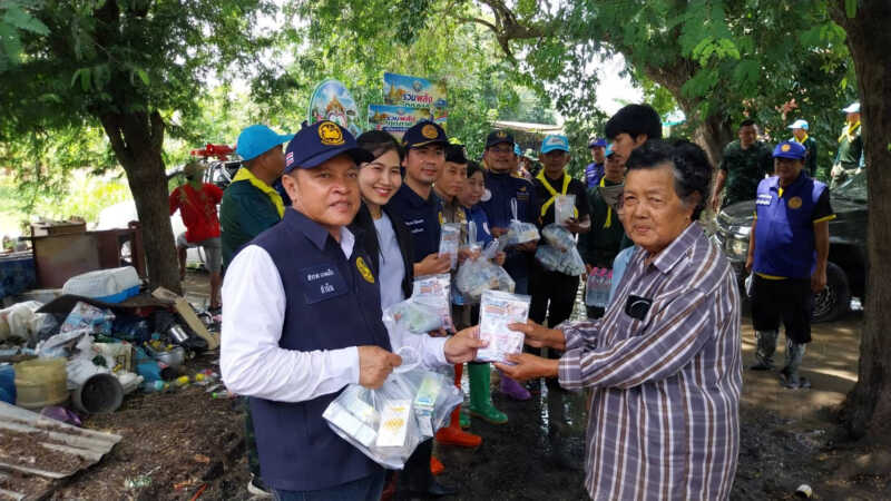 ปทุมธานี – นอภ.นำทีมลุยน้ำท่วมแจกของบรรเทาทุกข์ชาวบ้านลาดหลุมแก้ว