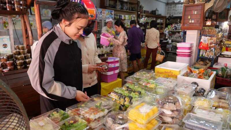 ลพบุรี – คึกคักบรรยากาศ “กินเจ แบบไม่จำเจ” อาหารเจปรุงสุก ที่สีสันน่ารับประทานราคาประหยัดในยุคน้ำมันแพง