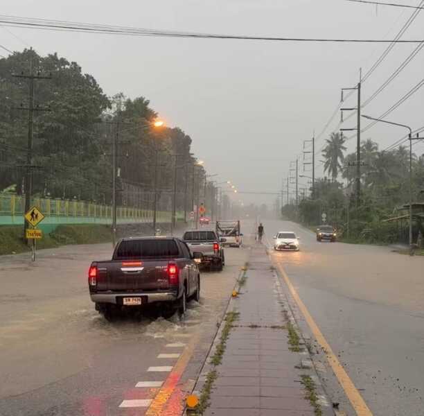 ด่วน! น้ำบางสะพานวิกฤต ฝนถล่มต่อเนื่อง อ่างเก็บน้ำล้นสปิลเวย์หลายแห่ง เตือนพื้นที่ลุ่มรับมวลน้ำ เร่งยกของขึ้นที่สูง