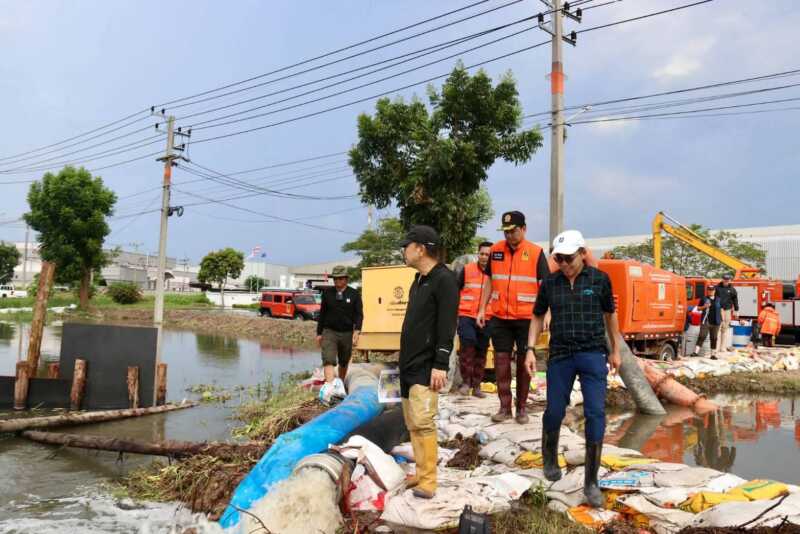 ผู้ว่าฯ ชลบุรี บัญชาการกลางหน้านิคมฯ อมตะ ระดมสรรพกำลังทุกภาคส่วน เร่งกู้น้ำท่วมขัง มุ่งลดระดับน้ำให้เร็วที่สุด
