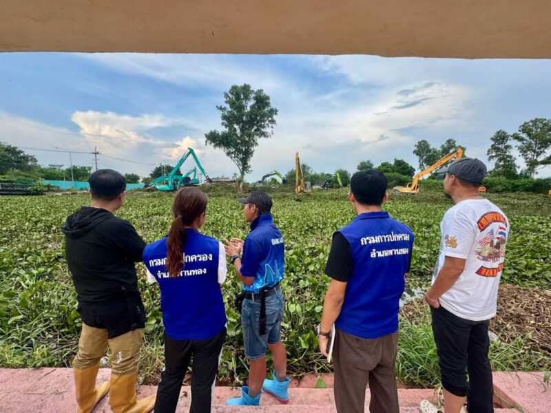ผู้ว่าฯ ชลบุรีลงพื้นที่พานทอง เร่งเปิดทางน้ำคลองพานทอง–ติดเครื่องผลักดันน้ำ 5 เครื่อง ระบายสู่บางปะกง