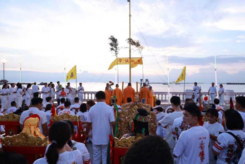 ผู้ว่าฯ ชลบุรี เป็นประธานพิธีอัญเชิญองค์กิวอ้วงไต่ตี่ ณ ศาลเจ้าหน่าจาซาไท้จื้อ เตรียมเข้าสู่เทศกาลถือศีลกินเจ 10–18 ตุลาคมนี้ พร้อมเปิดโรงเจเลี้ยงอาหารฟรี 3 มื้อทุกวัน