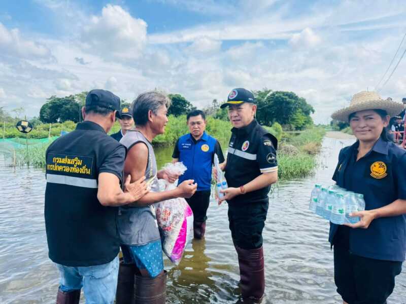 ผวจ.ชลบุรี ลงพื้นที่พนัสนิคม-พานทองเร่งสืบหาสาเหตุน้ำท่วมขังค้าง พร้อมสั่งผลักดันน้ำ-เยียวยาประชาชน