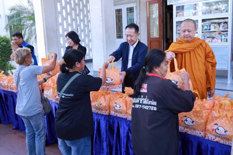 ผู้ว่าฯ ชลบุรี พร้อมเจ้าอาวาสวัดเขาบางพระ ร่วมแจกของ “ตู้ปันสุข” ส่งต่อความห่วงใย มอบเครื่องอุปโภคบริโภค 200 ชุด ช่วยลดภาระค่าใช้จ่ายประชาชน