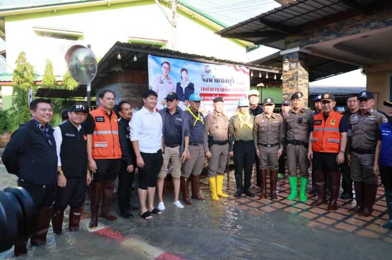 ผู้ว่าฯ ชลบุรี ลงพื้นที่ ‘ชุมชนตลาดเก่าพานทอง’ มอบถุงยังชีพ-ข้าวกล่อง ยารักษาโรค บรรเทาเดือดร้อนผู้ประสบภัยน้ำท่วม