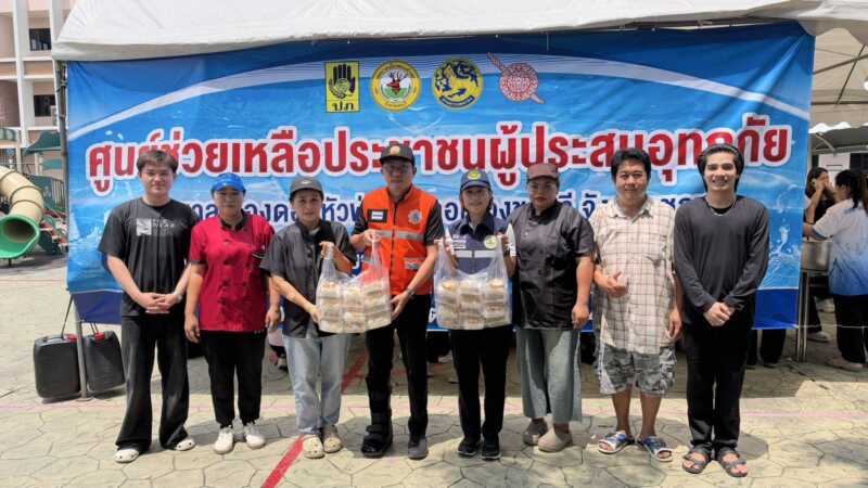 นายกเทศมนตรีเมืองดอนหัวฬ่อ สั่งดำเนินการทันที ทุกด้าน ช่วยเหลือ ผู้ประสบภัยน้ำท่วม สูบน้ำ แจกกระสอบทราย มอบถุงยังชีพ เปิดศูนย์ช่วยเหลือผู้ประสบอุทกภัย