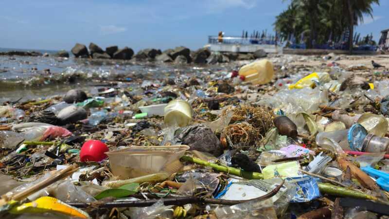 ขยะหลายตันเกลื่อนหาดบางแสนหลังหลายพื้นที่เร่งระบายน้ำท่วมลงทะเล เทศบาลเมืองแสนสุขระดมเจ้าหน้าที่พร้อมรถไถ-รถบรรทุกเร่งเก็บกวาดตั้งแต่ตี 5 แม่ค้ายืนยันน้ำทะเลไม่เน่าเสีย นักท่องเที่ยวยังลงเล่นน้ำได้ตามปกติ