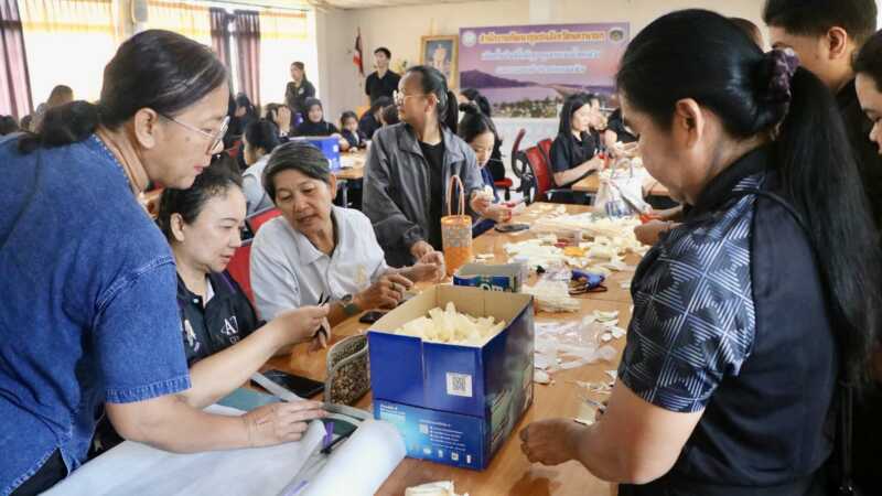นครนายก – จัดฝึกอบรมการประดิษฐ์ “ดอกไม้จันทน์พระราชทาน” ร่วมสืบสานงานฝีมือ แสดงความจงรักภักดี