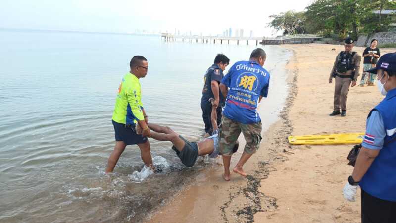 สลดรับอรุณ หนุ่มเมียนมาวัย 36 ดับปริศนาเกยหาดตะวันรอน นาจอมเทียน คาดเฝ้าวงเหล้าริมหาดก่อนเมาพลัดตกทะเลดับสลด