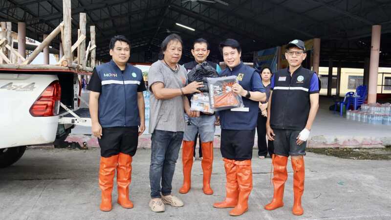 นครนายก – รองผู้ว่าฯ นครนายก ลงพื้นที่องครักษ์ ติดตามสถานการณ์น้ำ เร่งประสานความช่วยเหลือประชาชน พร้อมสนับสนุนสิ่งของจำเป็น