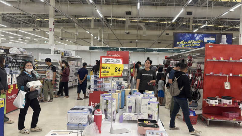 ปทุมธานีปิดตำนาน 15 ปีบิ๊กซีนวนครหั่นราคาลดล้างสต๊อกทิ้งทวนชาวบ้านแห่ช้อปคิวจ่ายเงินยาวเหยียด