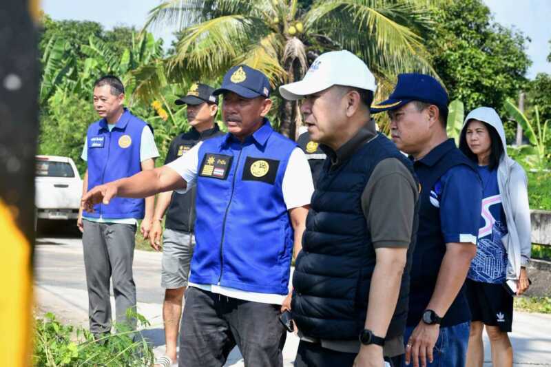 น้ำท่วมอมตะเริ่มลด บางจุดเห็นพื้นถนน ผู้ว่าฯ ชลบุรีลงพื้นที่ติดตามระบายน้ำ–ขุดลอกคลองพานทอง–พนัสนิคม