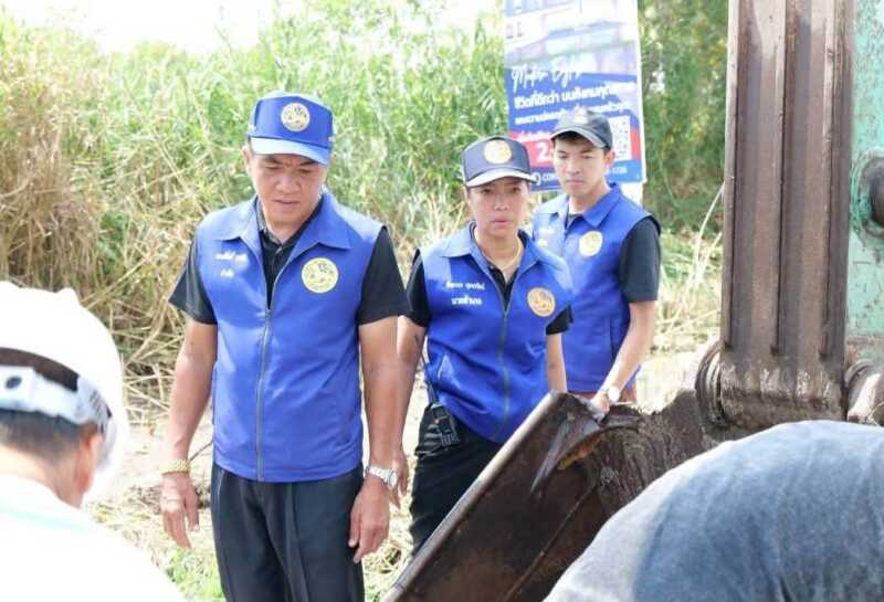 นายอำเภอ กันยากร ลงพื้นที่ทุกวัน เร่งแก้น้ำท่วมพานทองเปิดทางระบายน้ำสู่แม่น้ำบางปะกง บรรเทาความเดือดร้อนประชาชน ท่ามกลางปัญหาน้ำท่วมขังที่ส่งผลกระทบต่อการใช้ชีวิตและการเดินทางของประชาชนในอำเภอพานทอง จังหวัดชลบุรี