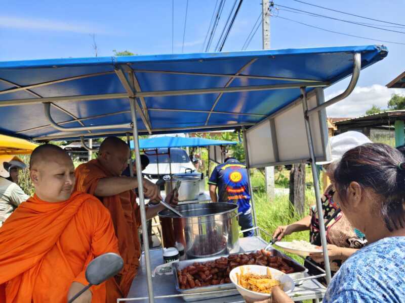 น้ำใจพระไม่ทอดทิ้งโยม! “พระอาจารย์นาค” ขี่ซาเล้งแจก “กุนเชียงทอด-ผัดเผ็ดหน่อไม้” ถึงหน้าบ้าน ปลอบขวัญชาวบ้านหางคลอง หลังพายุถล่มไฟดับทั้งคืน