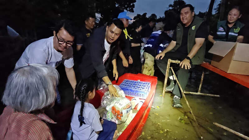 ปทุมธานีรมช.เกษตรลุยสามโคกชงครม.เร่งเยียวยาน้ำท่วม