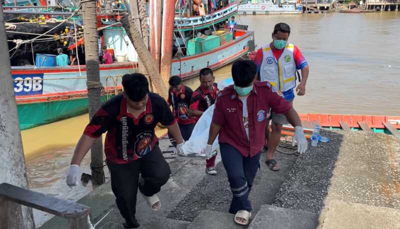 06-10-69ชุมพร-ผงะ! พบศพชายลอยคลองท่าตะเภา ใกล้ท่าเรือประมงชุมพร มีเหล็กเสียบคาหลัง-คล้ายถูกมีดปาดคอ ตำรวจเร่งแกะปมปริศนา