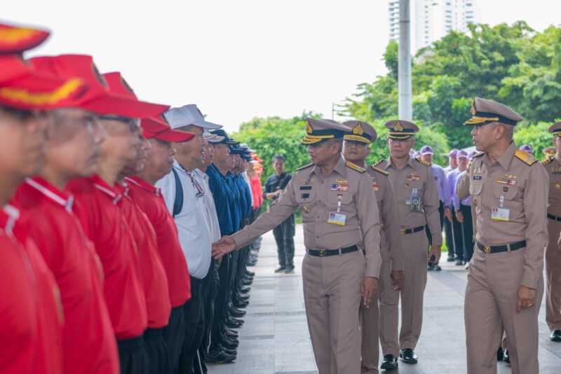 ผู้บัญชาการทหารเรือ ตรวจเยี่ยมกำลังพลฝีพายประจำเรือพระราชพิธี ในการจัดขบวนพยุหยาตราทางชลมารค