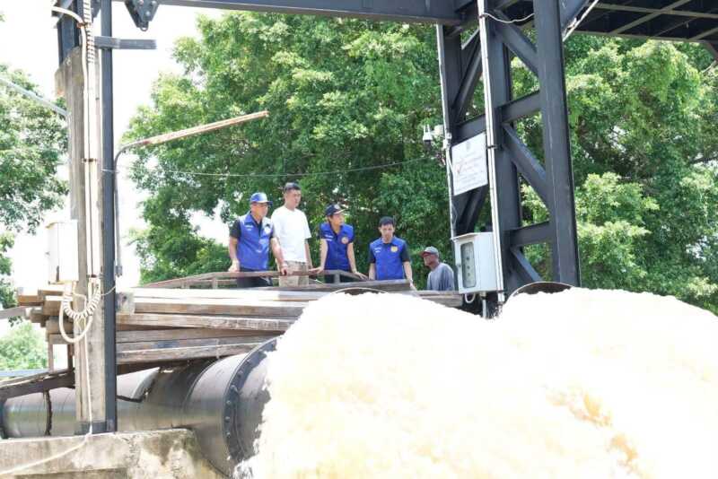 นายอำเภอ กันยากร พานทอง ลงพื้นที่ติดตามจุดสูบน้ำ เร่งระบายออกสู่แม่น้ำบางปะกง บรรเทาความเดือดร้อนชาวบ้าน