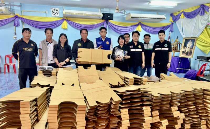 นครนายก – อำเภอปากพลี มอบส้วมกระดาษ 710 ชุด ช่วยเหลือประชาชนประสบอุทกภัย พร้อมแนะวิธีใช้ถูกสุขลักษณะ