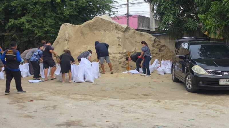 เทศบาลนครหาดใหญ่ แจกกระสอบทรายฟรี! รับมืออุทกภัยหลังสนามกลาง ชาวบ้านแห่รับหลังละ 20 กระสอบ