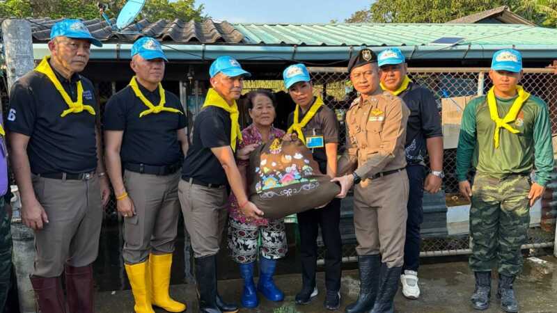 ธารน้ำพระราชหฤทัย สู่พสกนิกรผู้ประสบอุทกภัย นายอำเภอพานทอง ลงพื้นที่มอบถุงยังชีพพระราชทาน พร้อมติดตามสถานการณ์น้ำ เร่งช่วยเหลือประชาชนผู้ประสบอุทกภัย