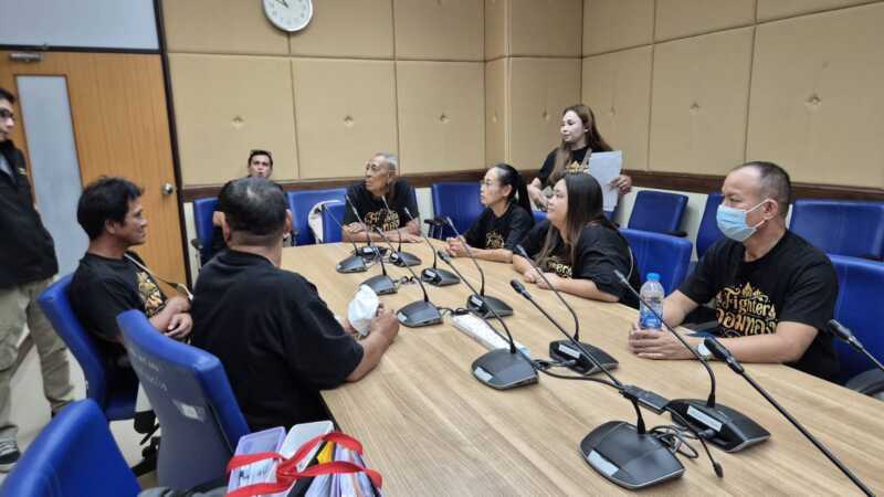 กลุ่มผู้เสียหายคดี “หมู่บ้านออมทอง” ลุยน้ำท่วมบุกทำเนียบฯ ทวงรายงานการประชุม หลัง พศ. เบี้ยวนัด จ่อ ยื่น ป.ป.ช. ฟัน ม.157 จนท. เอื้อประโยชน์วัดดัง!! ย่านบางปู