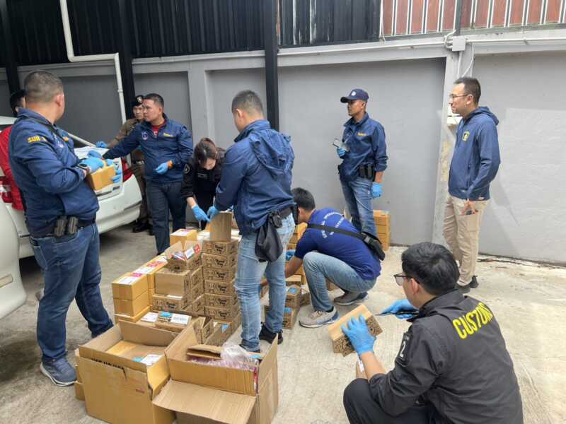 มุกดาหาร สืบภาค 4 ร่วมกับ สภ เมืองมุกดาหาร บุกโกดังยึดไฟแช็กปลอมเครื่องหมายการค้า