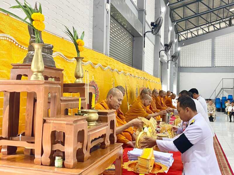 ตราด อ.คลองใหญ่ จัดพิธีเจริญพระพุทธมนต์และพิธีทำบุญตักบาตรถวายพระราชกุศล พระบาทสมเด็จพระบรมชนกาธิเบศร มหาภูมิพลอดุลยเดชมหาราช บรมนาถบพิตร เนื่องในวันนวมินทรมหาราช
