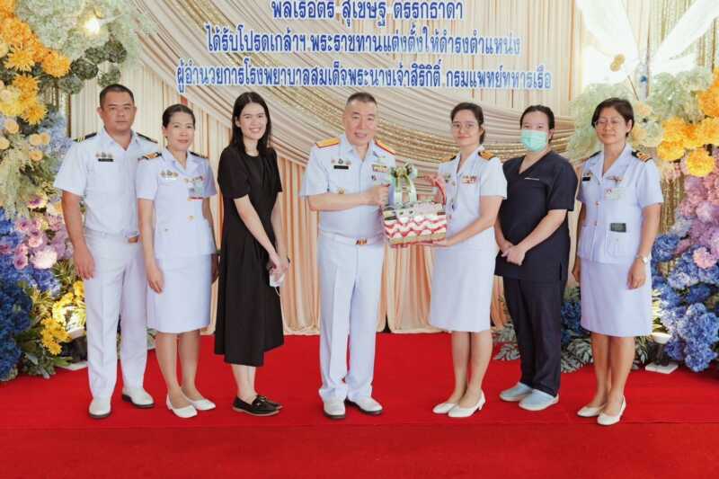คณะผู้บริหาร รพ.สมเด็จพระนางเจ้าสิริกิติ์ พร. มอบดอกไม้แสดงความยินดี ผู้อำนวยการโรงพยาบาล คนใหม่