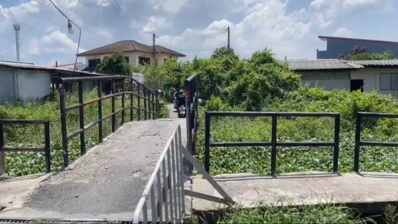 ชาวบ้านคลองสำโรงร้องยังไม่มีหน่วยงานมานำดำเนินการลอกผักตบชวา หวั่นน้ำท่วมซ้ำเหมือนปี 68