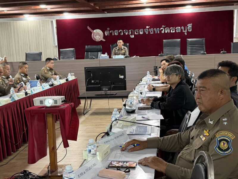 รองเบียร์ รักษาราชการตำรวจภูธรจังหวัดชลบุรี ประชุมเข้ม! บูรณาการ 11 อำเภอ ยกระดับความปลอดภัยทางถนน พร้อมติดตามปัญหาจราจรจากสถานการณ์น้ำท่วม