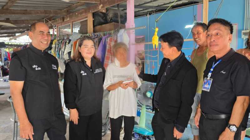 สุดซึ้ง! หญิงวัย 69 ปี รอทำบัตรประชาชนนาน 52 ปี นายกเทศมนตรีเมืองอ่างศิลาประสานอำเภอ นำเจ้าหน้าที่ทำบัตรถึงบ้าน หลังป่วยฟอกไต เดินทางไม่สะดวก